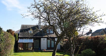 Charming detached holiday home on lovely Goose Green, in Gullane. Pet & child friendly. Sleeps 8.