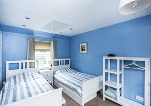 2 habitaciones, tabla de planchar con plancha y cuna de viaje 