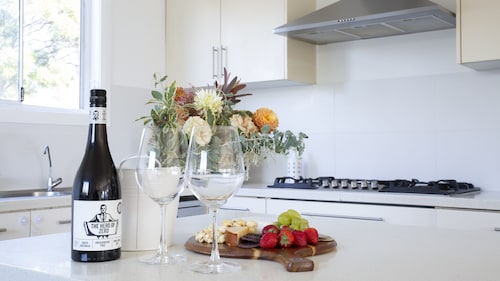 Cheerful Cottage Perfect for groups - Pool Table, Fire pit, Wifi & AC