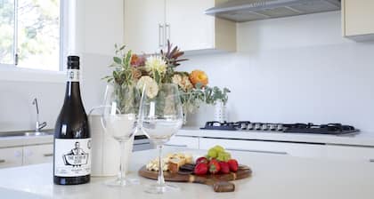 Cheerful Cottage Perfect for groups - Pool Table, Fire pit, Wifi & AC