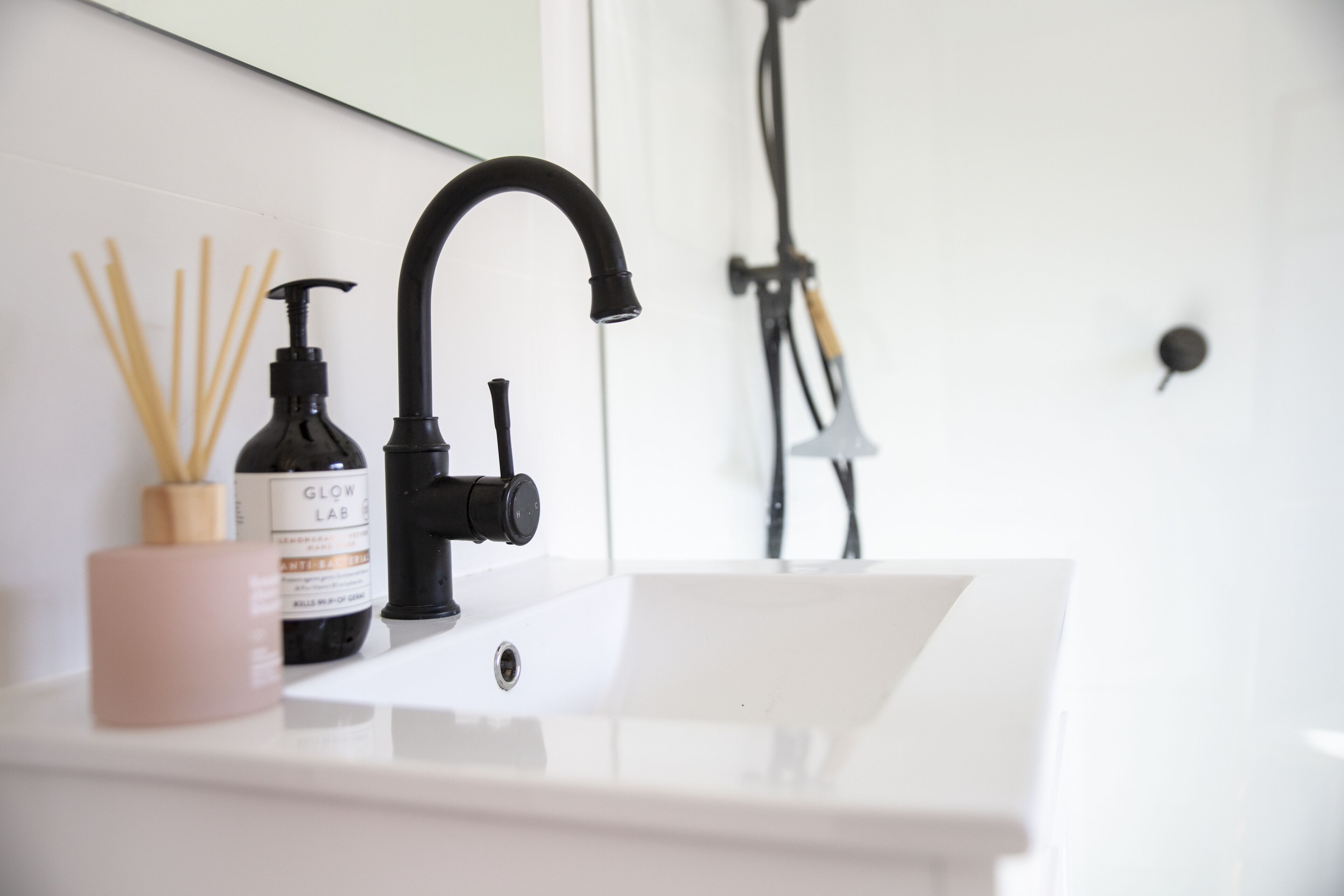 Vasca, asciugacapelli, asciugamani, sapone