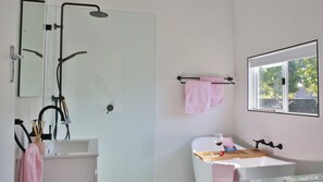Bathtub, hair dryer, towels, soap - Cheerful Cottage Perfect for groups - Pool Table, Fire pit, Wifi & AC (Cessnock)