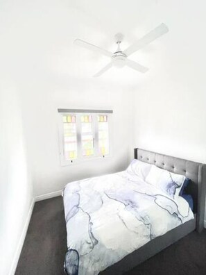 3 bedrooms, desk, iron/ironing board, travel cot - Cheerful Cottage Perfect for groups - Pool Table, Fire pit, Wifi & AC (Cessnock)