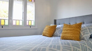 3 habitaciones, escritorio y tabla de planchar con plancha 