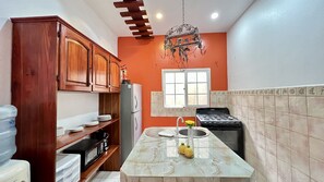 Fridge, microwave, oven, stovetop - Roatan Villa for 6 with Pool in centric location close to airport (Sandy Bay)