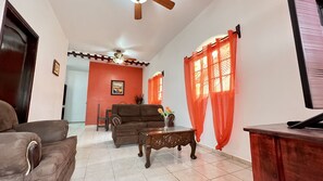 Smart TV - Roatan Villa for 6 with Pool in centric location close to airport (Sandy Bay)