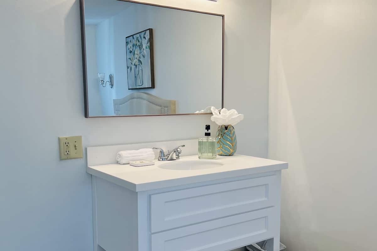 standard single room | bathroom | combined shower/bathtub, free toiletries, hair dryer, towels