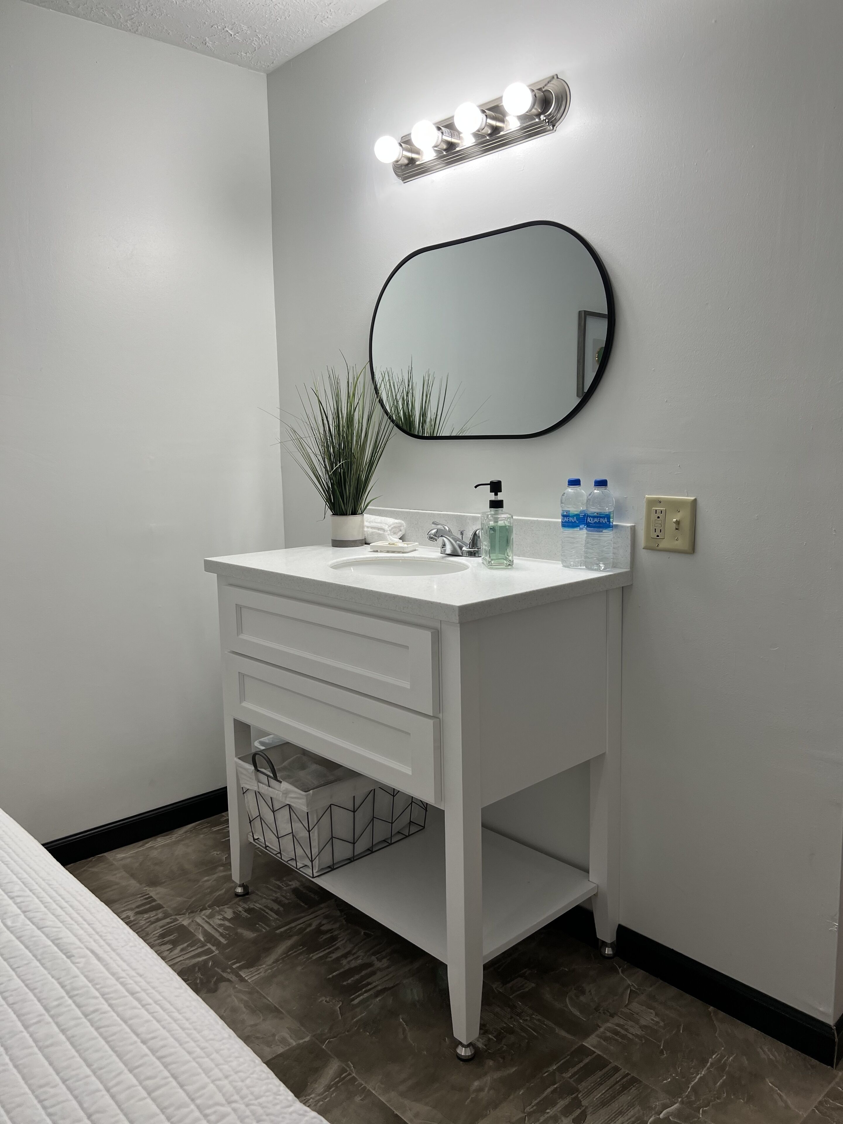 deluxe double room | bathroom | combined shower/bathtub, free toiletries, hair dryer, towels