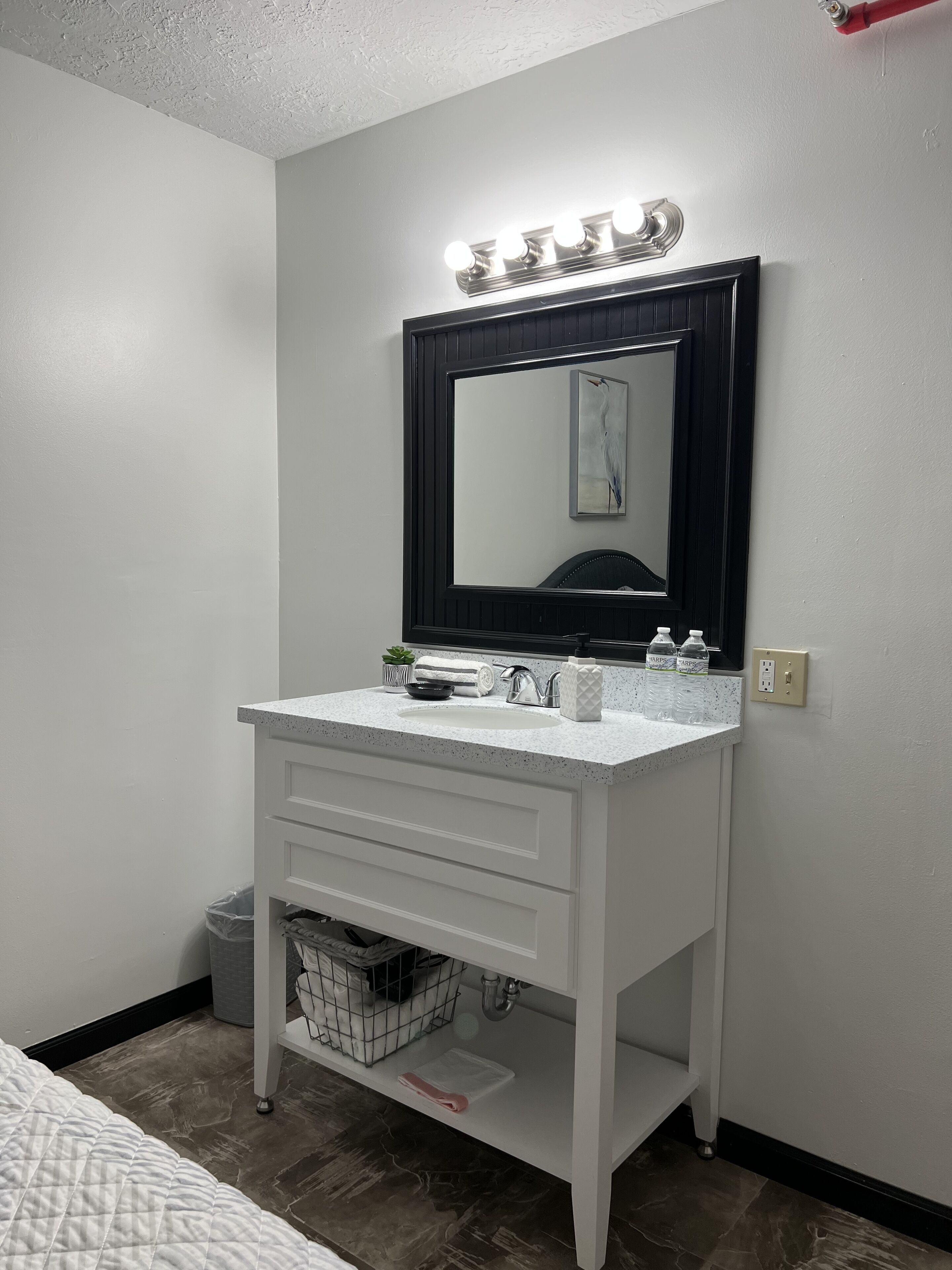 deluxe double room | bathroom | combined shower/bathtub, free toiletries, hair dryer, towels