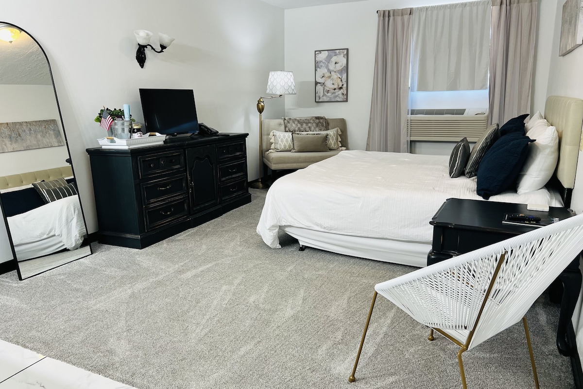 أغطية فراش متميزة ومكواة/لوح كي وواي فاي مجانًا وبديكورات فريدة لكل غرفة