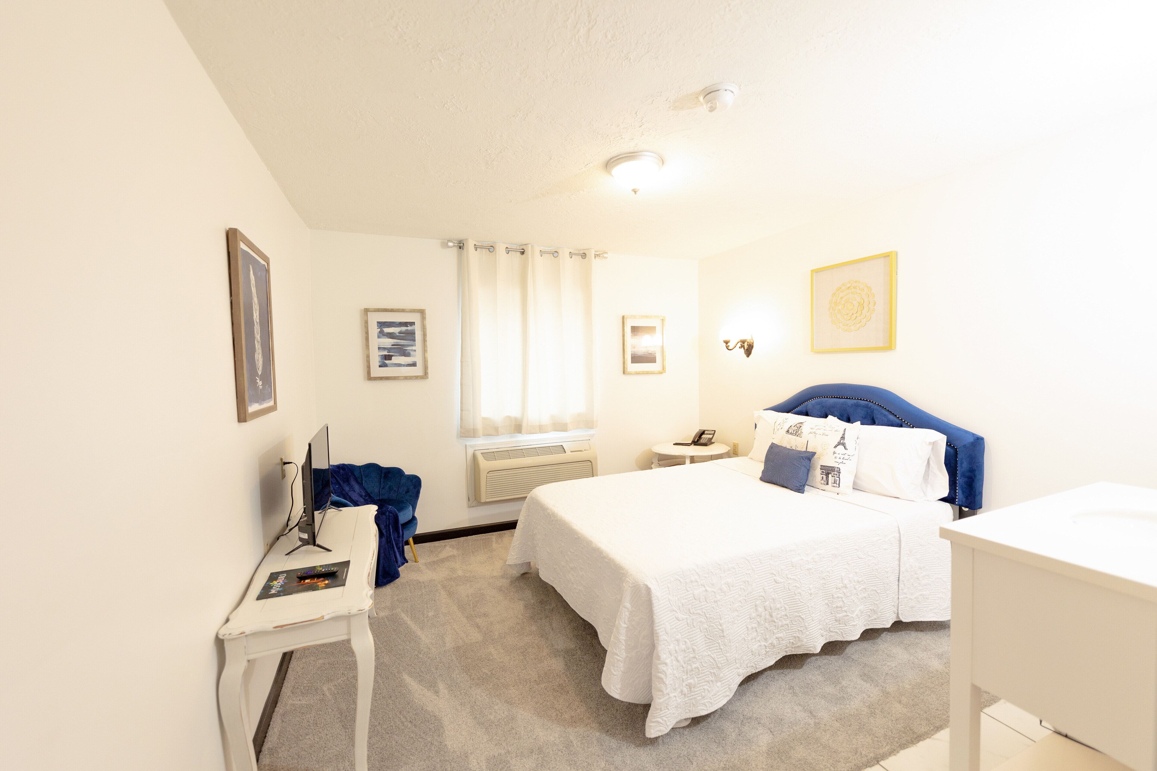 standard single room | premium bedding, individually decorated, individually furnished