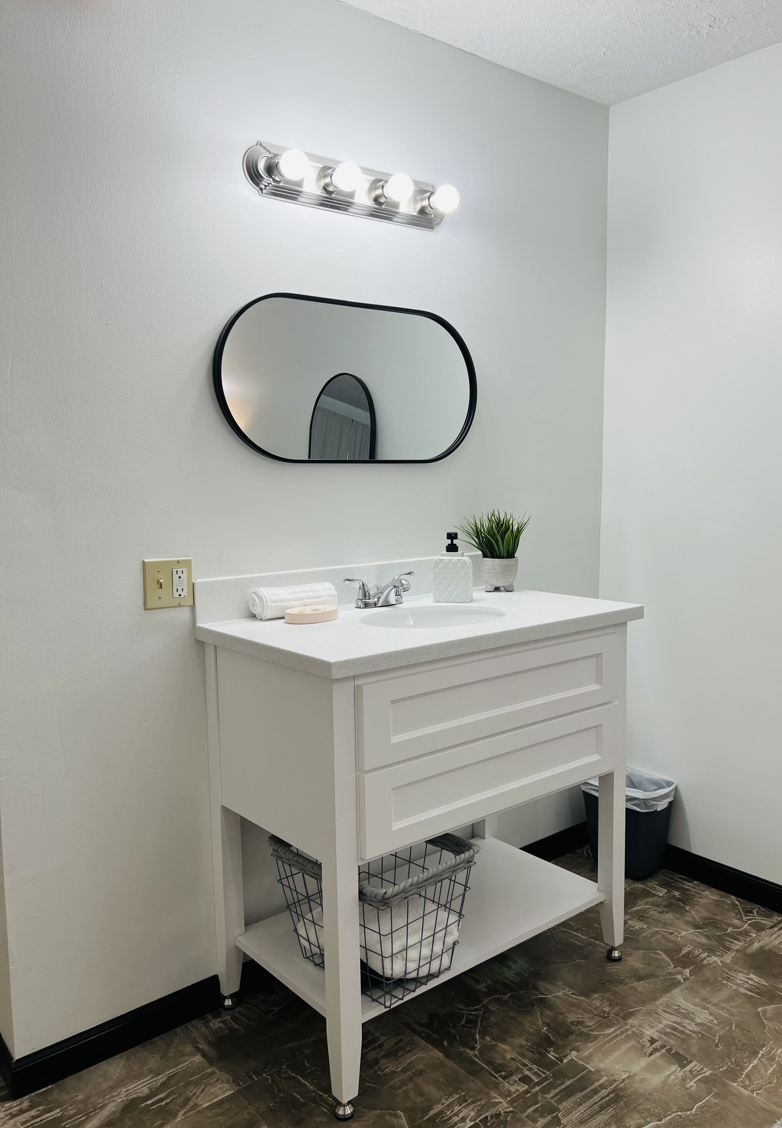 premier room | bathroom | combined shower/bathtub, free toiletries, hair dryer, towels