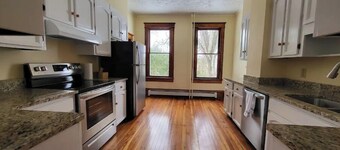 Century old 4 bedroom close to SVU, sleeps 8.