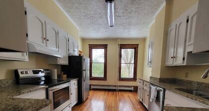 Century old 4 bedroom close to SVU, sleeps 8.