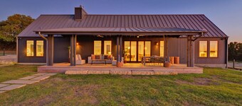 Luxury Bunkhouse, 14 Acres, Pool, Hot Tub & views