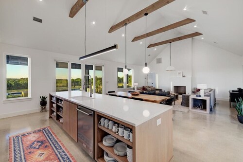 Luxury Bunkhouse, 14 Acres, Pool, Hot Tub & views