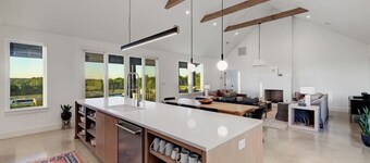 Luxury Bunkhouse, 14 Acres, Pool, Hot Tub & views