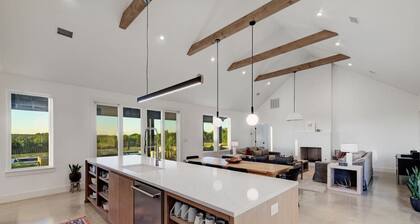 Luxury Bunkhouse, 14 Acres, Pool, Hot Tub & views