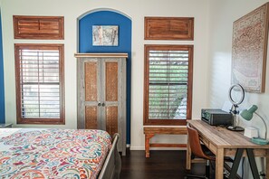 3 chambres, coffres-forts dans les chambres, bureau