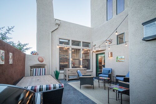 Cozy Adobe Retreat with Stunning Mountain Scenery and Pool access!