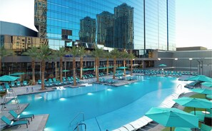 Piscina all'aperto, una piscina riscaldata