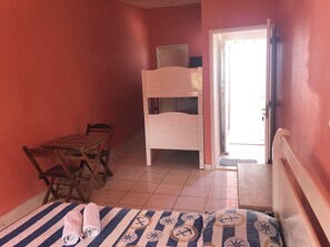 Chambre quadruple familiale | Minibar, fer et planche à repasser, accès au Wi-Fi (inclus)