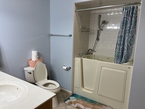 Ensemble baignoire-douche, séchoir à cheveux, serviettes fournies, savon