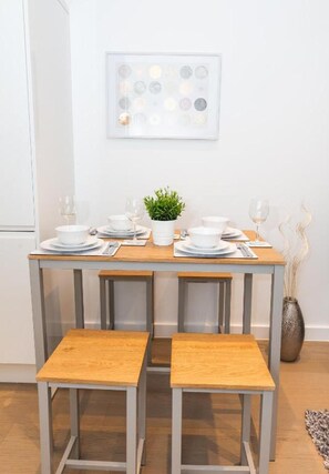 公寓 | 私人廚房 | 電冰箱、微波爐、烤箱、爐台