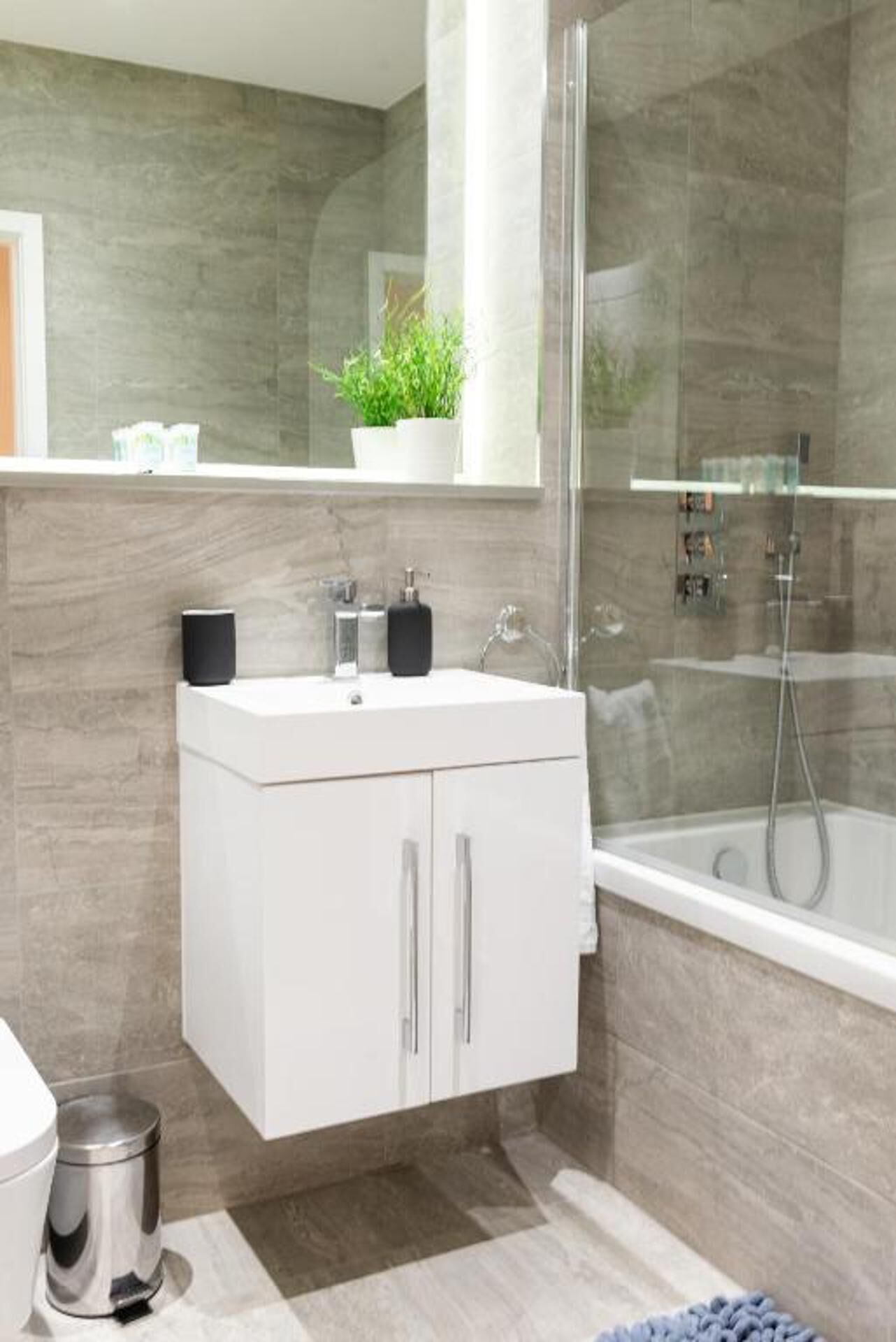 Apartment | Bathroom | Combined shower/bathtub, deep-soaking bathtub, towels, toilet paper
