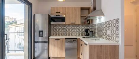 Køleskab, opvaskemaskine, brødrister