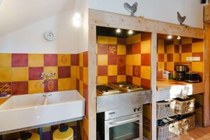 Réfrigérateur, four, batterie de cuisine, vaisselle et ustensiles