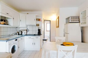 Fridge, toaster, cookware/dishes/utensils, freezer