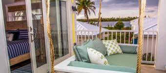 3BR with pool, cabana and private 35' boat slip/water filter sys. & generator