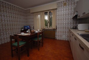 Réfrigérateur, micro-ondes, plaque de cuisson