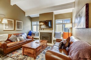 Smart TV, fireplace - Quick Walk to lift and town (Breckenridge)