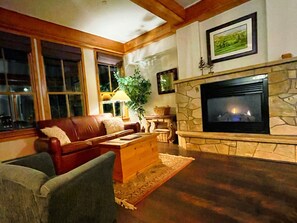 Una Smart TV, una chimenea, libros