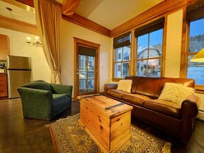 Smart TV, chimenea y libros 