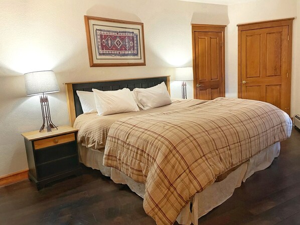 1 habitación, tabla de planchar con plancha y cuna de viaje 