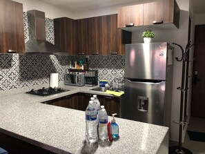 Een magnetron, een oven, een koffiezetapparaat/waterkoker