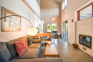 Fernseher, Kamin, Bücher