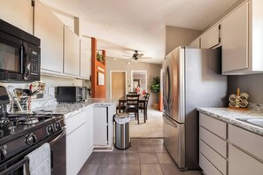 Een koelkast, een microgolfoven, een oven, een kookplaat