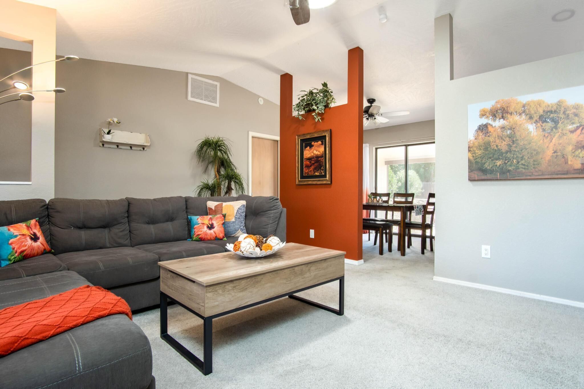 Smart TV, libros y oficina 