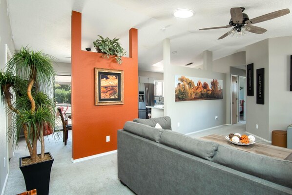 Smart-tv, boeken en een kantoor