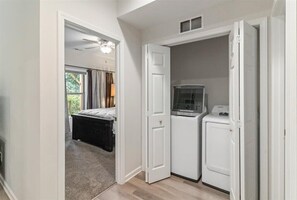 3 bedrooms, travel crib, free WiFi, bed sheets - Main Street Jeep House (Weaverville)