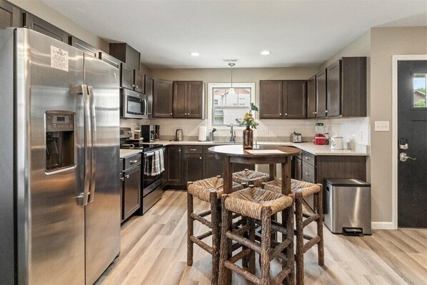 Fridge, microwave, oven, stovetop - Main Street Jeep House (Weaverville)