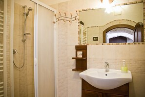 Dusche, Haartrockner, Bidet, Handtücher