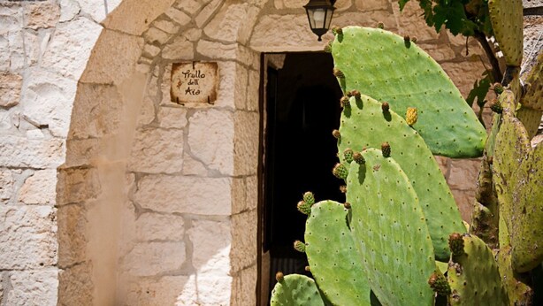 A stone archway with a sign reading "Trullo dell'Alt". - Dell'Aia: 1800s trullo house with garden view and ancient farmyard (Martina Franca)