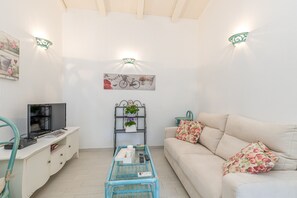 Casa familiar, varias habitaciones, 2 baños (Domos Pintadas Villetta Bianca) | Área de sala de estar | Televisión de 21 pulgadas con canales por cable 