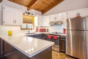 Fridge, microwave, oven, stovetop - Cabin w/Rustic Charm, Modern Perks & Pine Views (munds park)