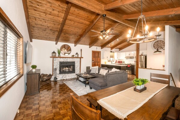 Smart TV, fireplace, books - Cabin w/Rustic Charm, Modern Perks & Pine Views (munds park)